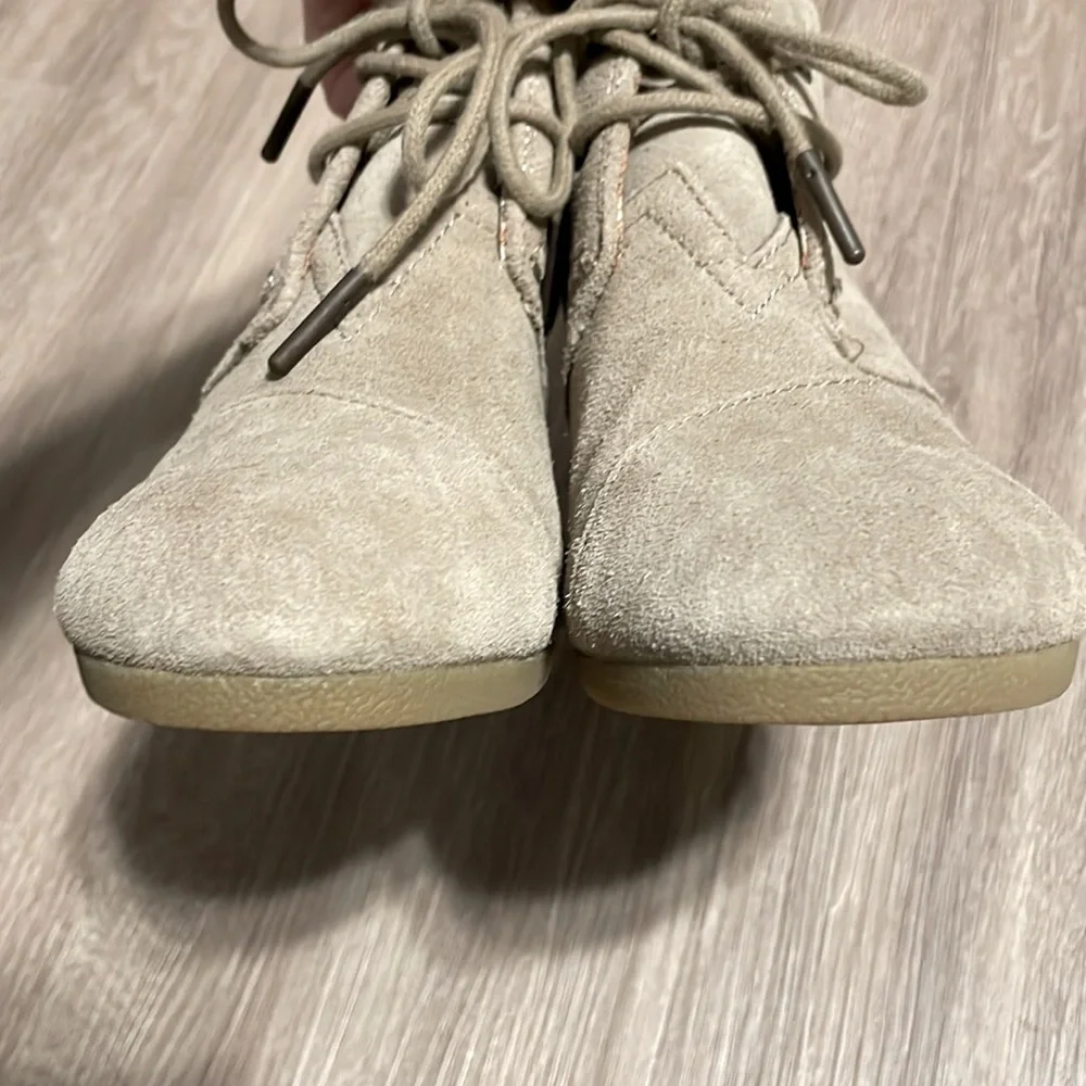 Tom’s Women’s Wedge Ankle Booties Size 6.5 Desert Sands Tan Suede Lace Up